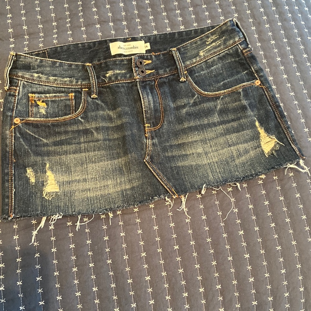 Like new girls abercrombie skirt, distressed. Size 16.